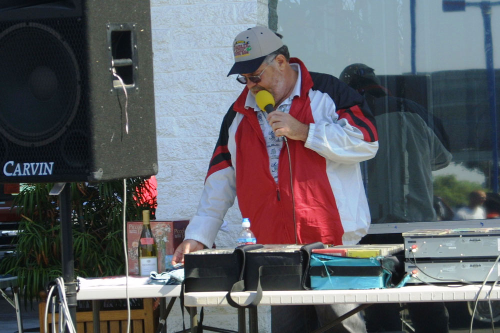 042 DJ spins some tunes